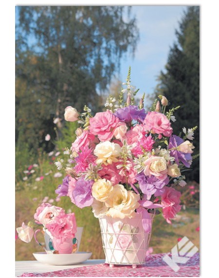 Lilla, rosa og hvite blomster i potte