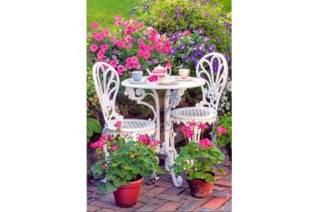 "Hagestoler, bord og pelargonia" Dobbelt blomsterkort.